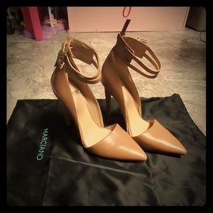 Guess by Marciano Beautiful beige heel sz. 5.5